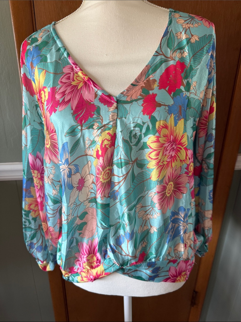 Umgee Aqua Floral V-Neck Top Size M